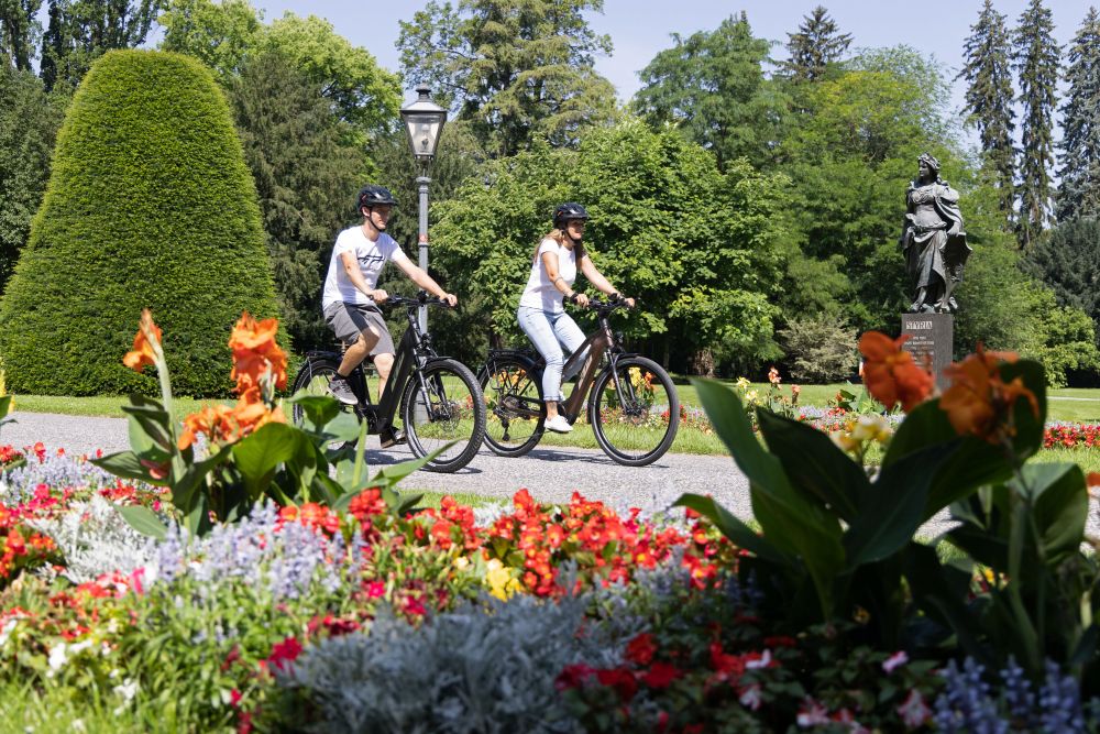 Mann und Frau beim Radeln im Park